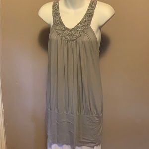 Sleeveless long light grey blouse